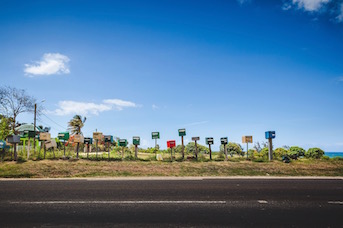 Petites routes avec des boîtes aux lettres colorées